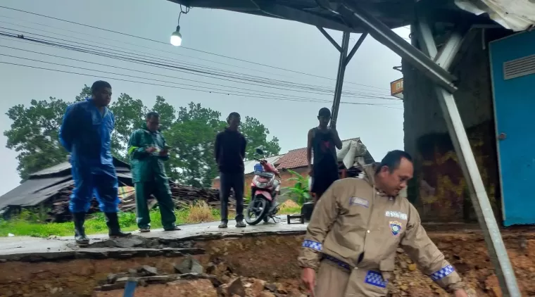 Hujan Kembali Guyur Bandar Lampung, Satu Bangunan Bengkel Amblas