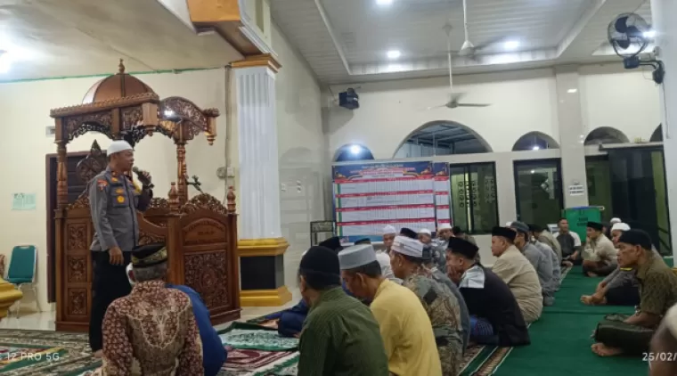 Jajaran Polres Dharmasraya Gelar Sholat Subuh Berjamaah di Masjid Al-Wasilah Sikabau