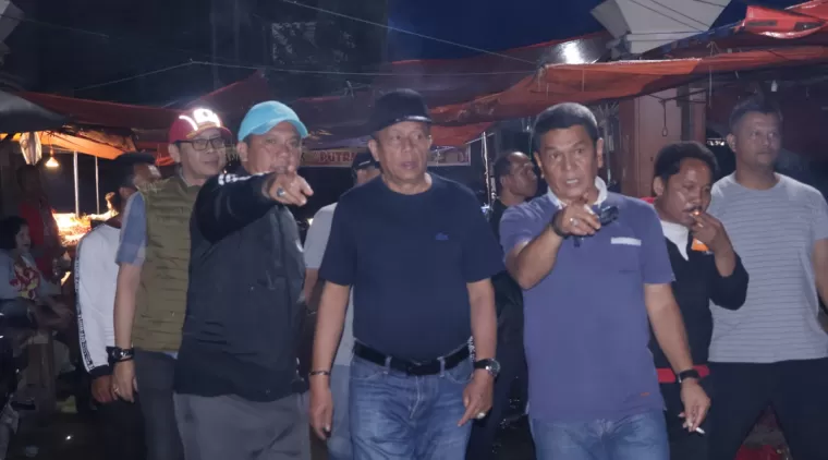 Wawako Payakumbuh om Zet,  Sekda kota Payakumbuh Rida Ananda, Kadis Koperasi dan UMKM. M. Faizal, Ka Satpol-PP Damkar Doni Prayuda, dan Kadis Kominfo Junaidi, di pasar Tradisional Ibuh, kecamatan Payakumbuh Barat, Selasa 25 Februari 2025 malam.