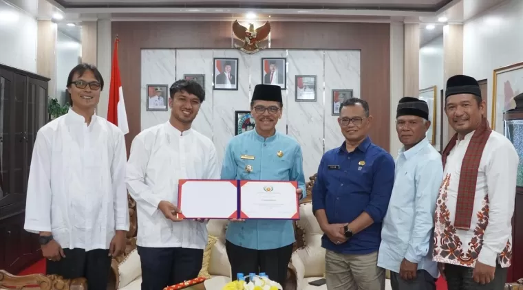 Bupati Kabupaten Limapuluh Kota Safaruddin Dt. Bandaro Rajo terima penghargaan setelah mengukir prestasi Internasional di Ajang Asean Tourism Award, baru-baru ini.