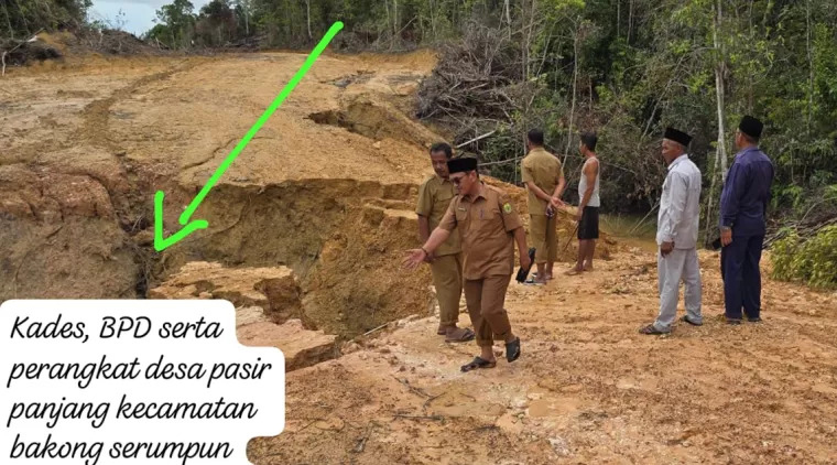 Kades Pasir Panjang Firman Efendi Bersama Masyarakat Tinjau Langsung Jalan Terputus