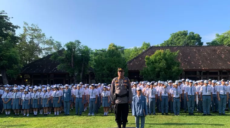 Kanit Binmas Polsek Kuta Selatan Pimpin Upacara Bendera di SMKN 1 Kuta Selatan