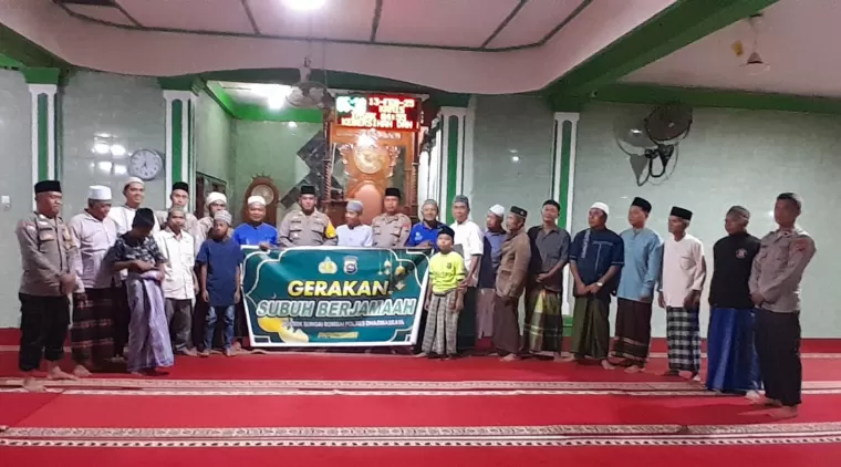 Kapolsek Sungai Rumbai Perkuat Sinergitas Melalui Gerakan Subuh Berjamaah di Masjid Al Huda Kurnia Koto Salak