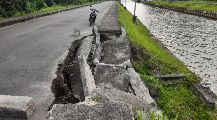 kondisi salah satu titik kerusakan infrastruktur jalan inspeksi di muara mangguang menuju konservasi penyu pariaman.(trisnaldi).