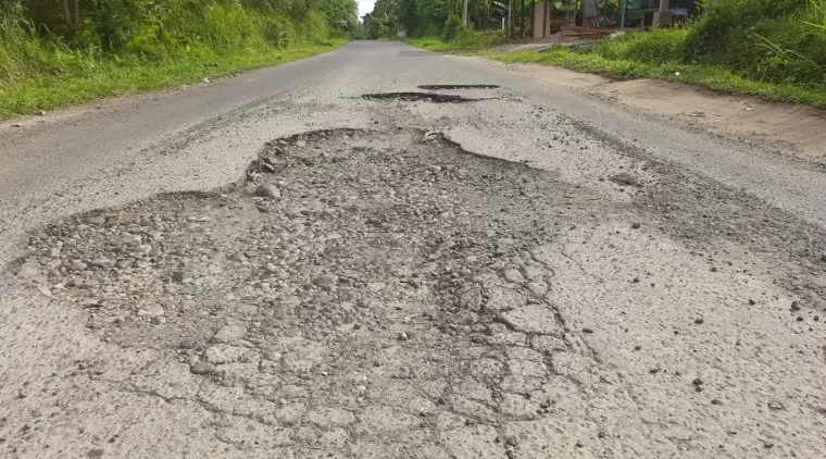 Salah satu titik kerusakan jalan yang parah di Jalur Lakuak Tarok-Cubadak Aia.(Trisnaldi).