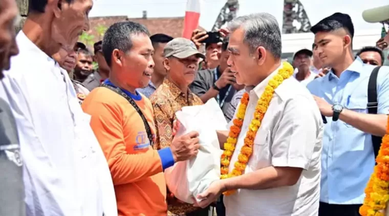 Ketua MPR RI Serahkan Bantuan Kemanusiaan kepada Masyarakat Terdampak Banjir di Desa Bali Agung Kecamatan Palas