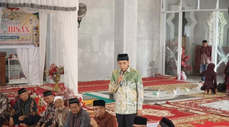 Ketua DPRD kota Payakumbuh Wirman Putra Dt. Rajo Mantiko Alam saat menghadiri perayaan Khatam Al-Qur'an di masjid Al Ihsan nagori Koto Panjang, Kelurahan Koto Panjang Dalam, kecamatan Lamposi Tigo Nagori (Latina), Minggu 2 Februari 2025.