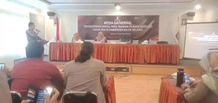 KPU Solsel Diskusi Dengan Wartawan Melalui Media Gathering