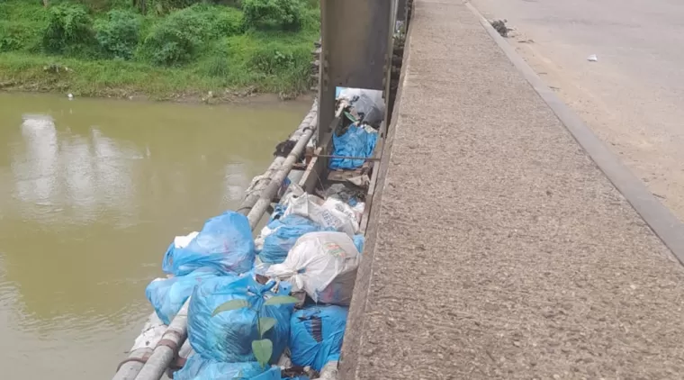 Kurangnya Kesadaran Akan Pengelolaan Sampah, Jembatan Tanjung Ampalu Terdampak