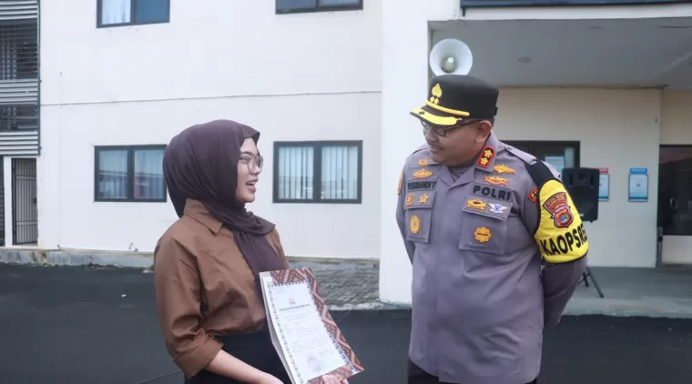 Mahasiswi Cantik  Gagalkan Percobaan Curas, Dapat Penghargaan dari Kapolres