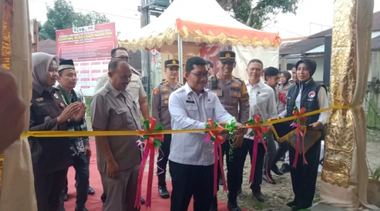 Asis 1 Pemkab Solsel Efi Yandri Gunting Pita Tanda Peresmian Kampung Bebas Narkoba