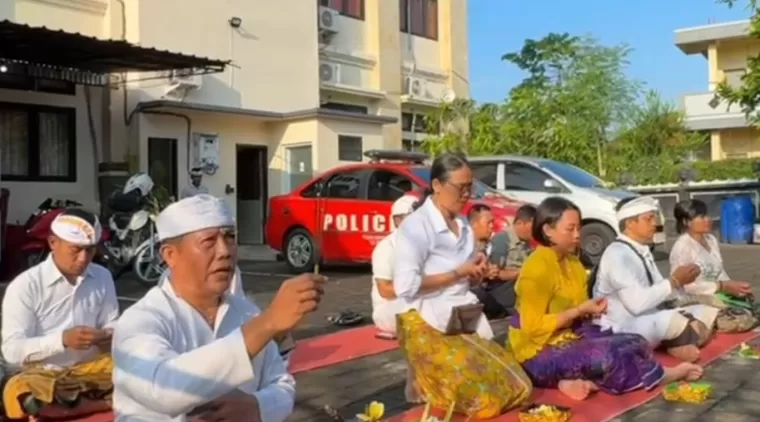 Mencintai Kearifan Lokal Polsek Denpasar Barat Menggelar Persembahyangan Piodalan Tumpek Landep