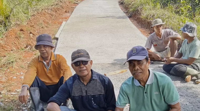 Menjaga Tradisi, Bersih Makam Sambut Bulan Suci Ramadhan