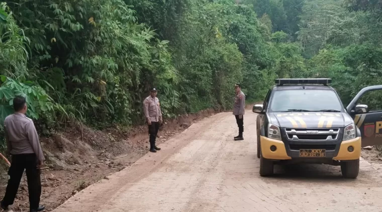 Pastikan Keamanan &amp; Kelancaran, Kapolsek Wonosobo Terus Pantau Jalan Blok Reg 39