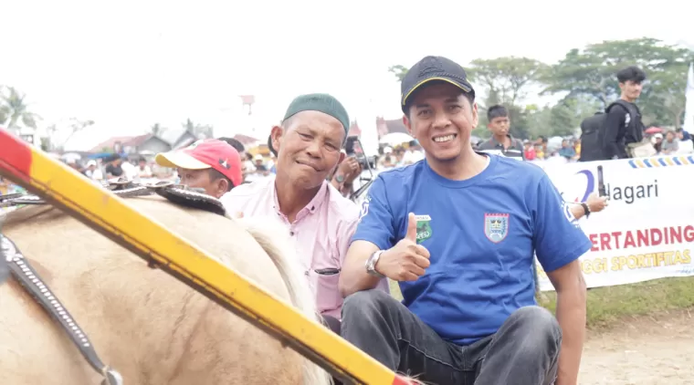 Ketua DPRD kota Payakumbuh, Wirman Putra Dt. Rajo Mantiko Alam memberikan apresiasi atas terselenggaranya acara alek nagari turun temurun berupa pacu Kuda, di lapangan pacu Kuda Kubu Gadang, Payakumbuh Utara, Minggu 23 Februari 2025.