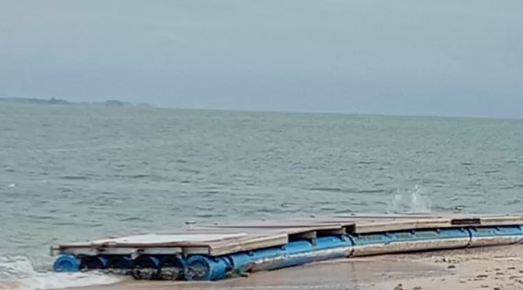 Kondisi kini dermaga apung yang rusak berat di pulau angso duo Kota Pariaman.