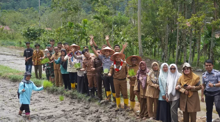 Pemkab Limapuluh Kota Dukung Program ASTA Cita Dengan Lapas Kelas III Suliki,di petak persawahan rakyak, Senin 24 Februari 2025 di petak persawahan rakyak, Senin 24 Februari 2025.