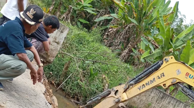 Pemnag Kurnia Selatan Gerak Cepat Perbaiki Jembatan Runtuh, Warga Sambut Gembira