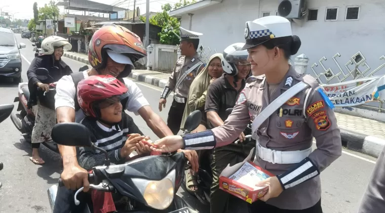 Pengendara Tertib Lalu Lintas diberikan Hadiah Coklat Oleh Petugas Operasi Keselamatan Krakatau