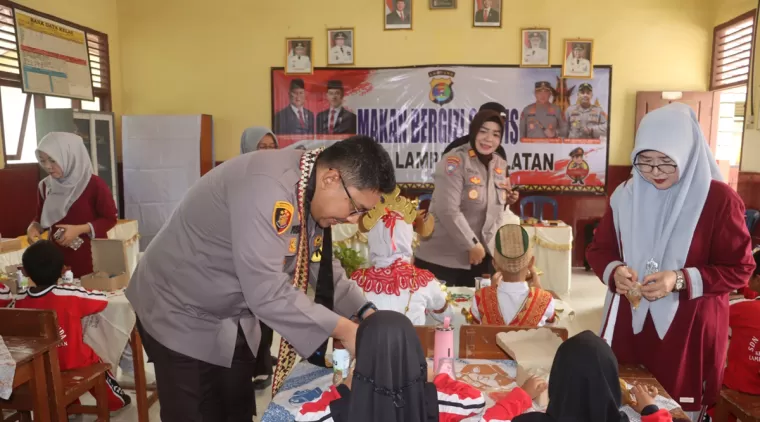 Polres Lampung Selatan Gelar Program &quot;Jumat Berkah&quot; Dengan Makan Bergizi Gratis Untuk Anak Sekolah