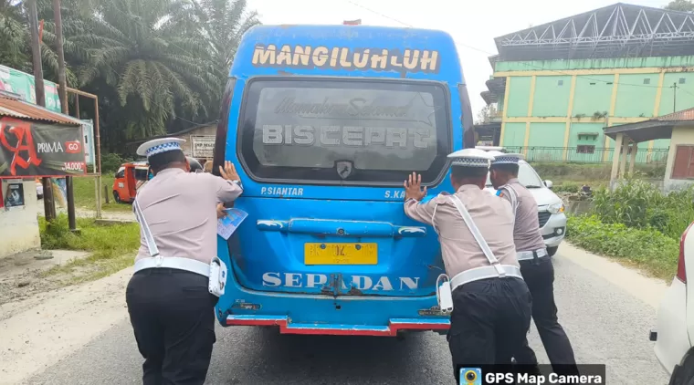 Polri Hadir untuk Masyarakat, Satlantas Polres Simalungun Sigap Bantu Bus Mogok dan Gelar Operasi Keselamatan Toba 2025