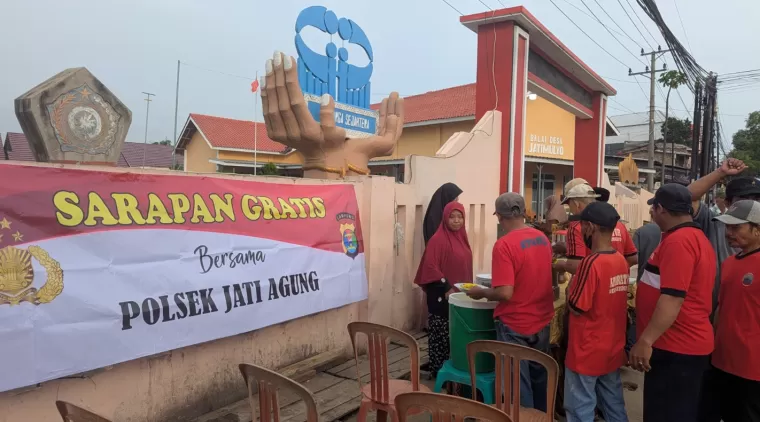 Polsek Jati Agung Gelar Program Jumat Berkah, Bagikan Sarapan Gratis Untuk Masyarakat