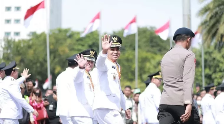 Ramadhani Kirana Putra dan Suryadi Nurdal, melambaikan tangan kepada awak media, sebelum acara pelantikan oleh Presiden Prabowo Subianto di Istana Negara Jakarta.