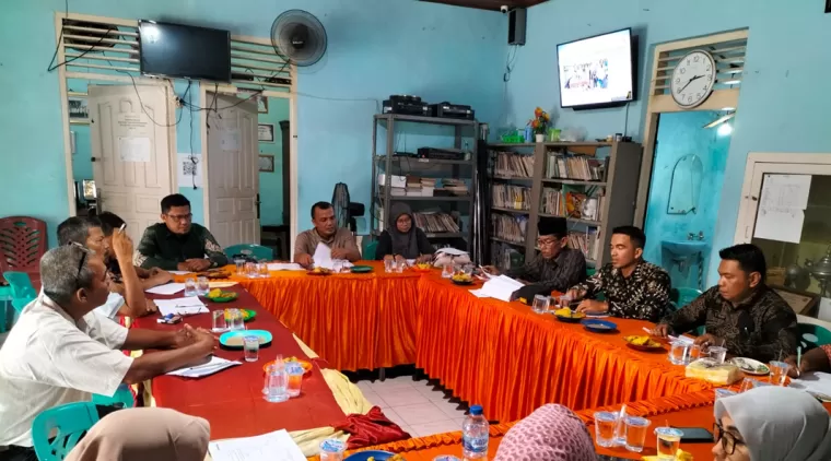 Saat rapat penetapan rancangan APB Nagari Campago sedang berlangsung di kantor nagari setempat.(Trisnaldi).