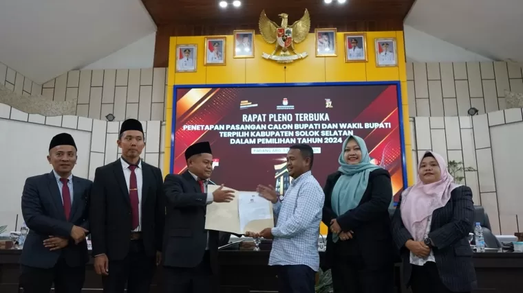 Ketua KPU Ade Kurnia Zeli Menyerahan dokumen Penetapan Pemenang Pilkada Serentak Tahun 2024 Kepada Salah Satu Pengurus Parpol