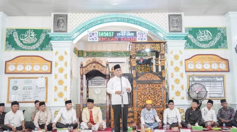 Sekda Apriyadi Hadiri Isra Mikraj, Warga Teluk Kijing Ucapkan Terima Kasih