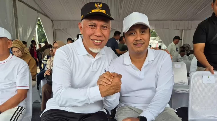 Simpel tapi Elegan, Gubernur dan Wakil Gubernur Sumbar Pakai Pakaian Putih di Gladi Kotor Monas