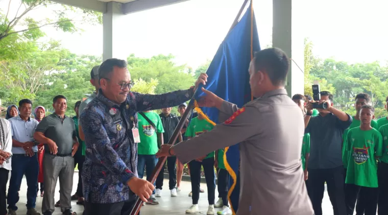 SSB Bintang Timur Terima Bendera Pataka Sebelum Bertarung di Tingkat Nasional, di halaman kantor Balaikota setempat, Jumat 7 Februari 2025.