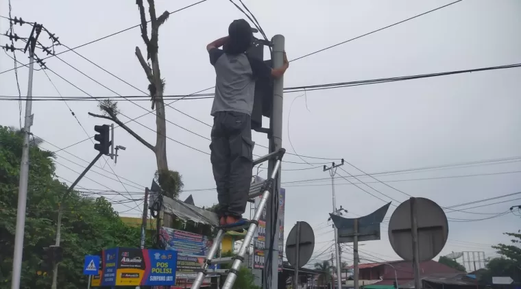 Saat petugas teknis dari Dishub sedang memperbaiki traffic light yang rusak atau padam di Simpang Kurai Taji Kota Pariaman.