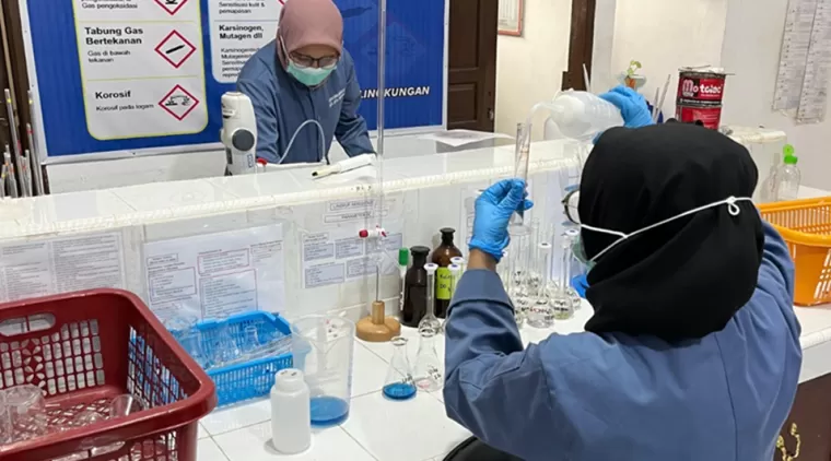 Analis Labling Kota Pariaman yang lagi melaksanakan tugasnya di ruang kerja labling daerah setempat.(Trisnaldi).