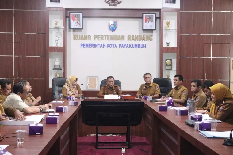 Wakil walikota Payakumbuh Elzadaswarman didampingi sekretaris daerah Rida Ananda dan kadis Lingkungan Hidup Desmon Korina dalam Rapat Koordinasi rencana pengelolaan sampah di aula Randang Lantai 2 Balaikota Payakumbuh, Selasa 25 Februari 2025.