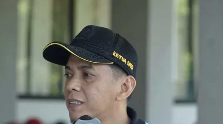 Ketua DPRD kota Payakumbuh Wirman Putra Dt. Rajo Mantiko Alam ketika menghadiri kegiatan jalan sehat diselenggarakan Yayasan Pendidikan Islam (YPI) Raudatul Jannah (RJ) memperingati milad ke-35, Sabtu 1 Februari 2025.