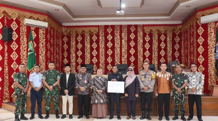 Foto bersama usai rapat paripurna di hadapan para tamu undangan yang terdiri dari Penjabat (Pj) Walikota, Sekretaris Daerah (Sekda), unsur Forkopimda, serta kepala Organisasi Perangkat Daerah (OPD) di ruang sidang DPRD, Minggu 9 Februari 2025.