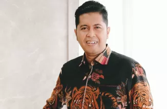 Akhirnya Advokat Yang Tenar Kerena Naik Meja di Berhentikan Secara Tidak Hormat