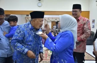 Bupati Agam, Dr. H. Andri Warman, merayakan hari ulang tahunnya yang ke-62 bersama anak asuh dan keluarga besar