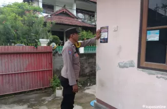 Cegah Curanmor, Polsek Denpasar Barat Pasang Stiker Imbauan di berbagai Tempat Kos