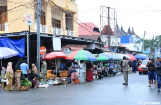 Penertiban PKL di sekitar Pasar Rakyat Pariaman.