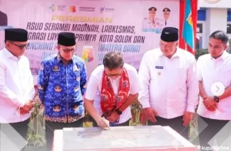 Menkes Budi Gunadi Sadikin (tengah) didampingi Wako Zul Elfian Umar (2 kanan) Wawako Ramadhani KP (kanan) dan Pejabat lainnya, diacara peresmian RSUD Serambi Madinah Kota Solok.