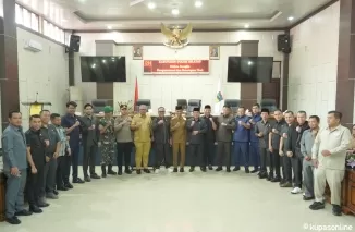 Foto Bersama Eksekutive dan Legislativ Usai Sidang Parpurna