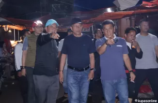 Wawako Payakumbuh om Zet,  Sekda kota Payakumbuh Rida Ananda, Kadis Koperasi dan UMKM. M. Faizal, Ka Satpol-PP Damkar Doni Prayuda, dan Kadis Kominfo Junaidi, di pasar Tradisional Ibuh, kecamatan Payakumbuh Barat, Selasa 25 Februari 2025 malam.