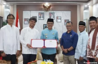 Bupati Kabupaten Limapuluh Kota Safaruddin Dt. Bandaro Rajo terima penghargaan setelah mengukir prestasi Internasional di Ajang Asean Tourism Award, baru-baru ini.