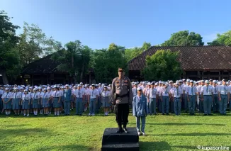 Kanit Binmas Polsek Kuta Selatan Pimpin Upacara Bendera di SMKN 1 Kuta Selatan