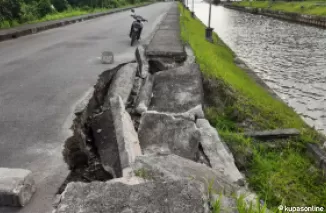 kondisi salah satu titik kerusakan infrastruktur jalan inspeksi di muara mangguang menuju konservasi penyu pariaman.(trisnaldi).