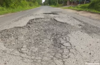 Salah satu titik kerusakan jalan yang parah di Jalur Lakuak Tarok-Cubadak Aia.(Trisnaldi).