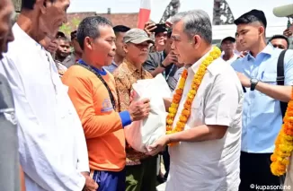 Ketua MPR RI Serahkan Bantuan Kemanusiaan kepada Masyarakat Terdampak Banjir di Desa Bali Agung Kecamatan Palas