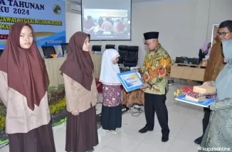 Sekdakab Agam, Drs. Edi Busti, M.Si, secara simbolis menyerahkan hadiah kepada siswa dan mahasiswa berprestasi